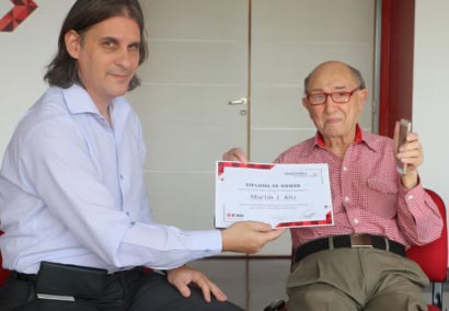 Diploma de honor a Martín Aliz de 100 años de edad