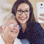 El tutorial que una nieta hizo para que su abuela aprenda a enviar audios con WhatsApp