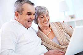 pareja mayor que disfruta de internet